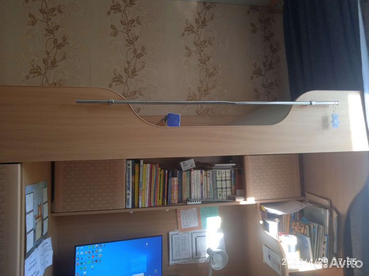 Письменный стол, со шкафами и с кроватью на верху