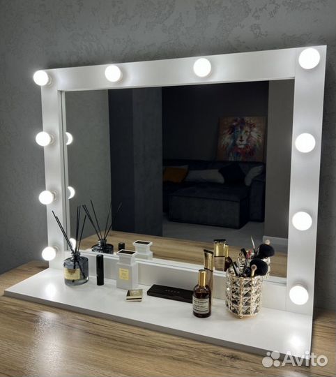 Гримерное зеркало с лампочками