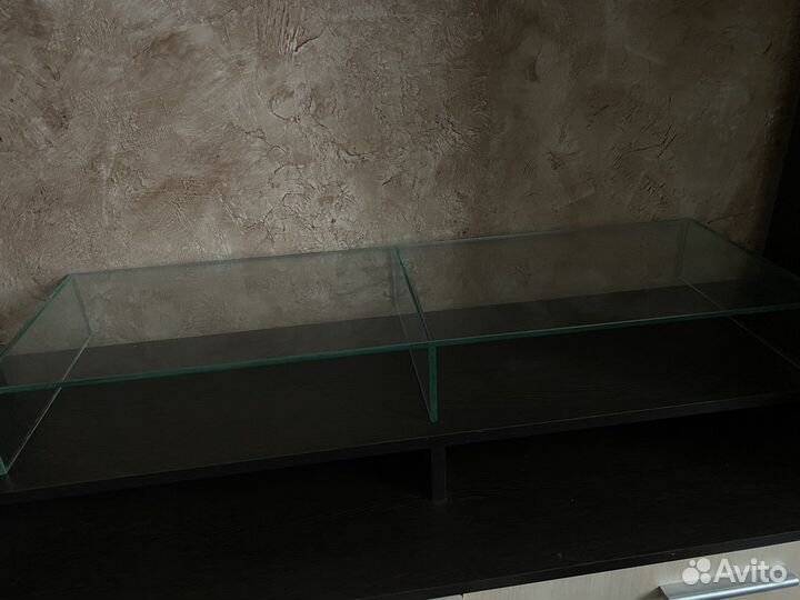 Стеклянная полка под телевизор