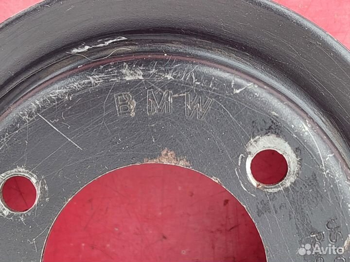 Шкив помпы BMW 7 E32