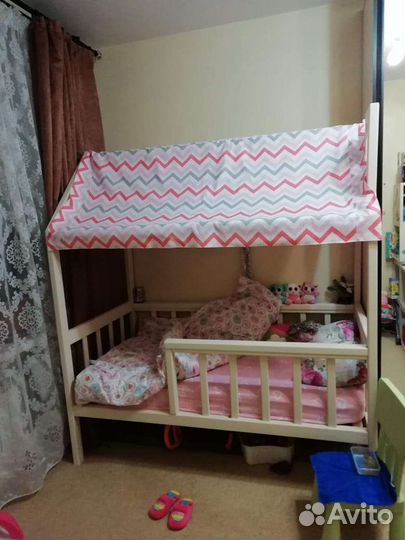 Детская кроватка домик