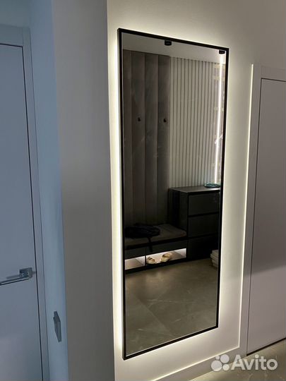 Зеркало в металлической раме