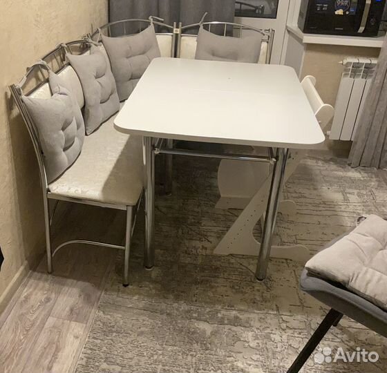 Кухонный уголок со столом