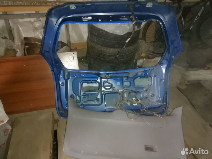 Задняя дверь багажника Mazda Premacy