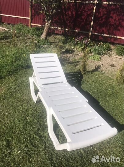 Шезлонг лежак пластиковый