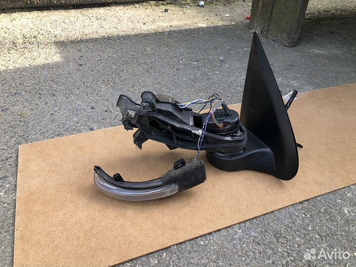 Правое боковое зеркало Mitsubishi L200