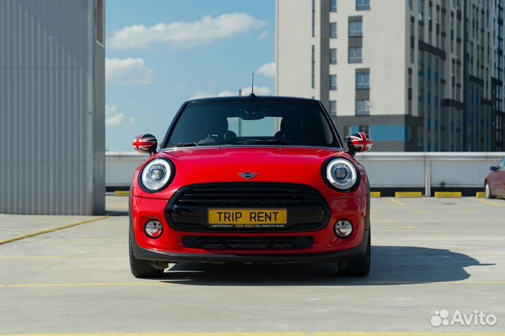 Аренда ярко-красного Mini Cabrio 2019г