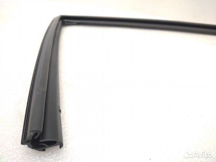 Уплотнитель стекла двери передний правый