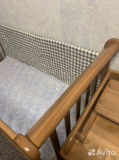 Детская кроватка с маятником и ящиком