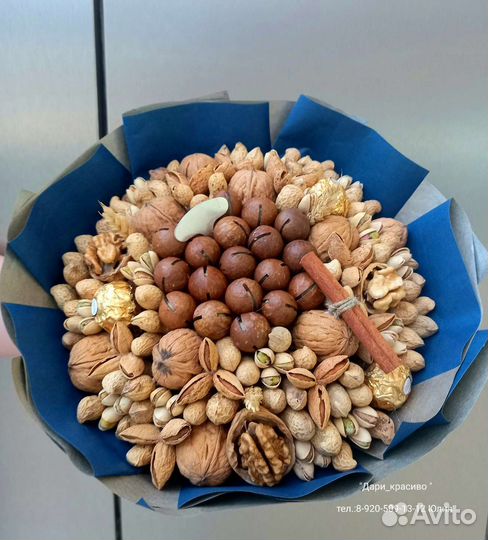 Букет из орехов