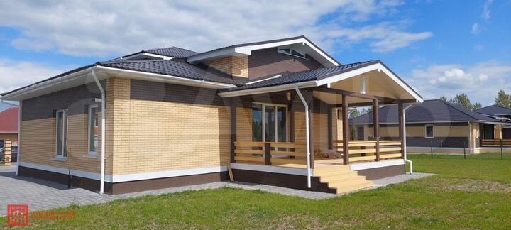 Коттедж 275 м² на участке 15 сот.