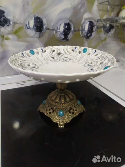 Ваза для фруктов на ножке