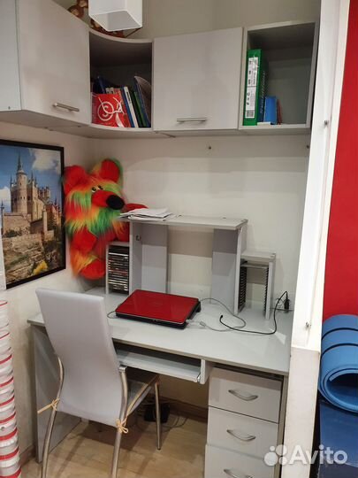 Письменный стол с книжными полками