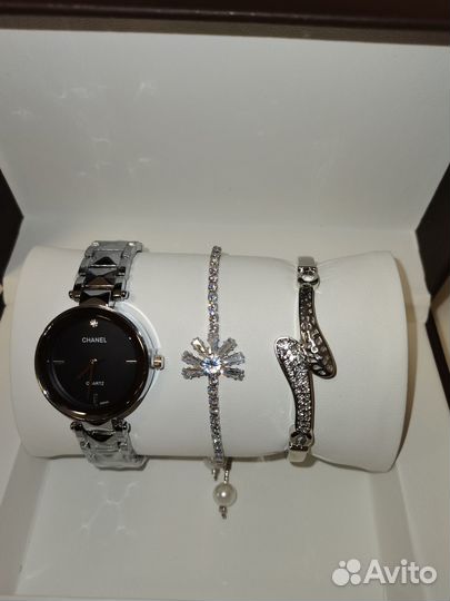 Подарочный комплект часов в красивом футляре