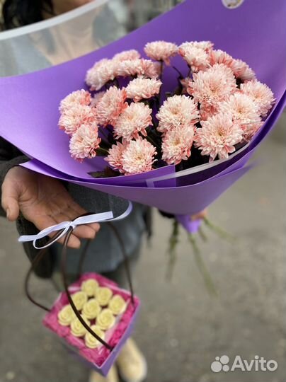 Шоколадные розы с розовой хризантемой