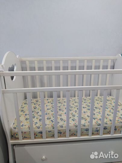 Детская кроватка с маятником и ящиком