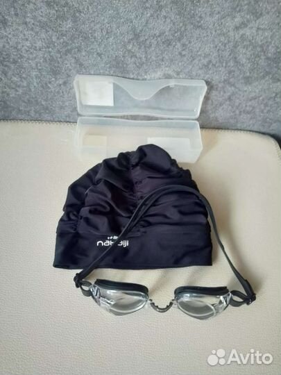 Очки и шапочка для плавания