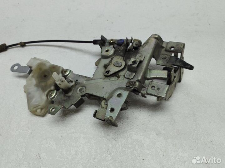 Замок двери задний правый Nissan Liberty 2004