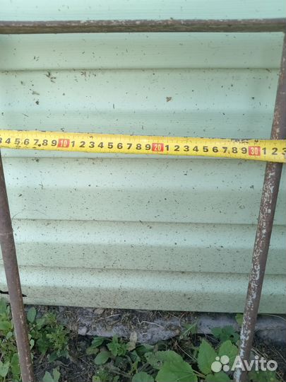 Лестница, труба, баллон газовый