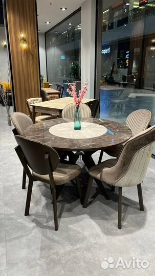 Обеденный стол и стулья