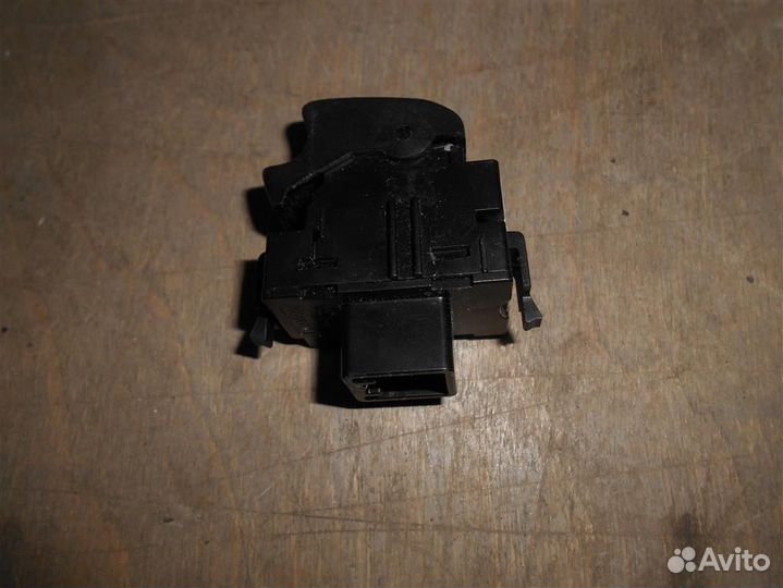 Кнопка стеклоподъемника от Toyota Corolla Verso 2