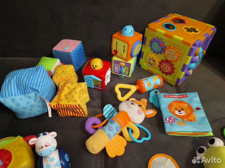 Развивающие игрушки для малышей пакетом