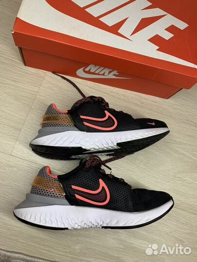 Кроссовки Nike Legend React 3