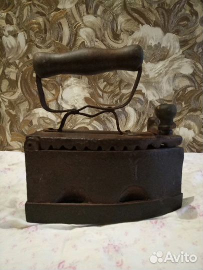 Старый утюг чугунный