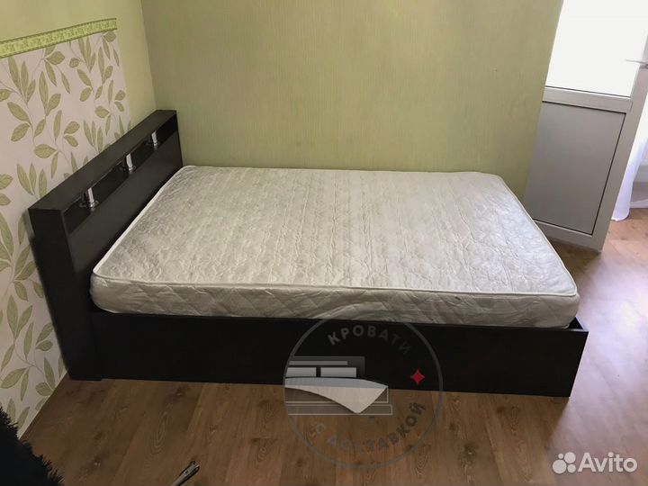 Кровать двуспальная с матрасом