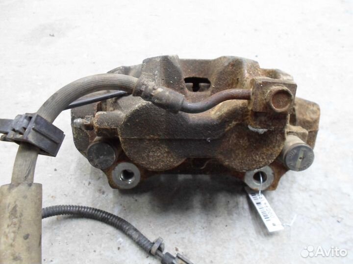 Суппорт передний правый Jeep Grand Cherokee 4 (WK2