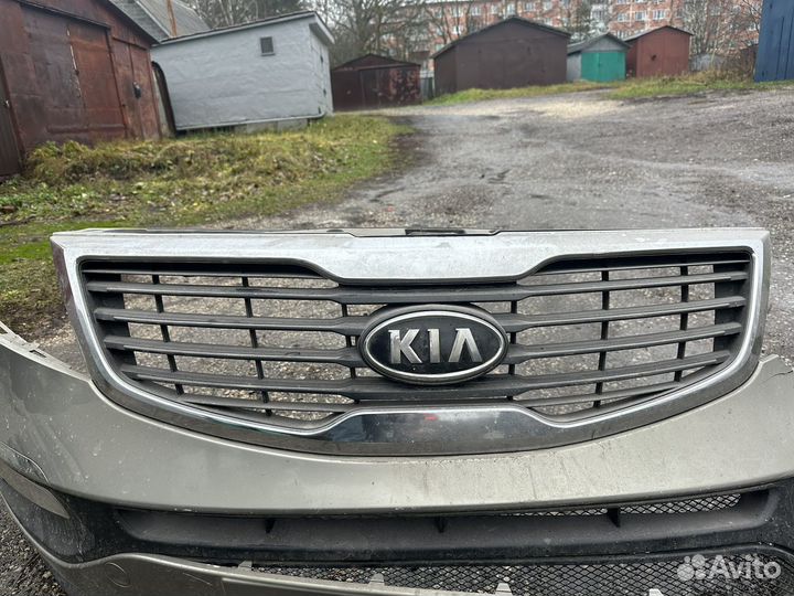 Решетка радиатора, правая противотуманка