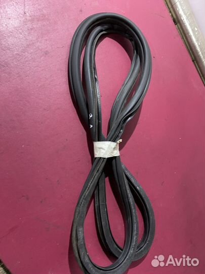 Задний левый уплотнитель двери Volkswagen Polo