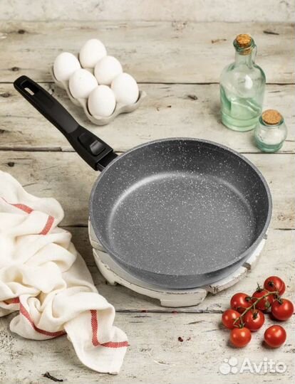 Сковорода новая с крышкой и без 28см