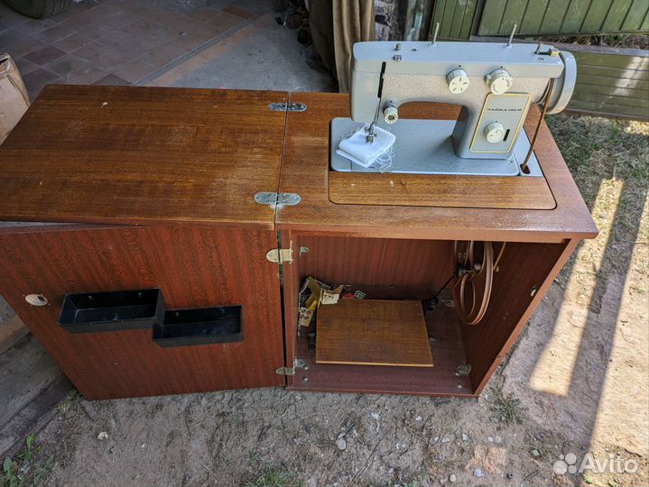 Швейная машинка чайка 142м