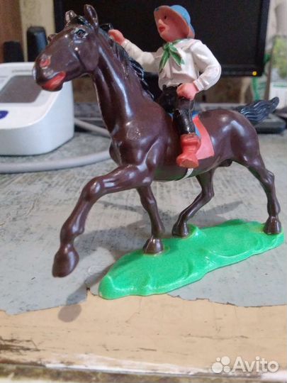 Индейцы, и ковбой, гдр, (резиновые)