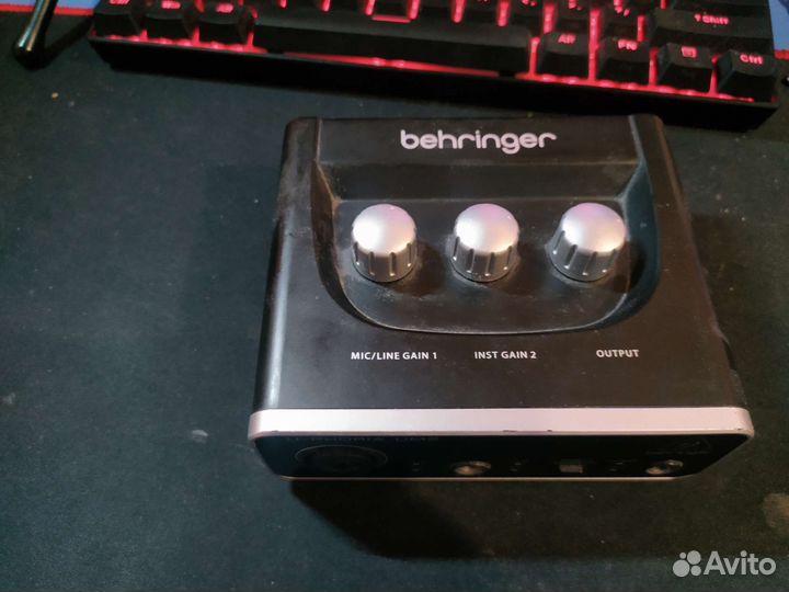 Звуковая карта Behringer um2