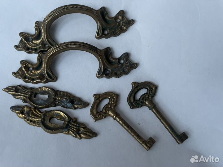 Старинные бронзовые накладки на мебель ключи
