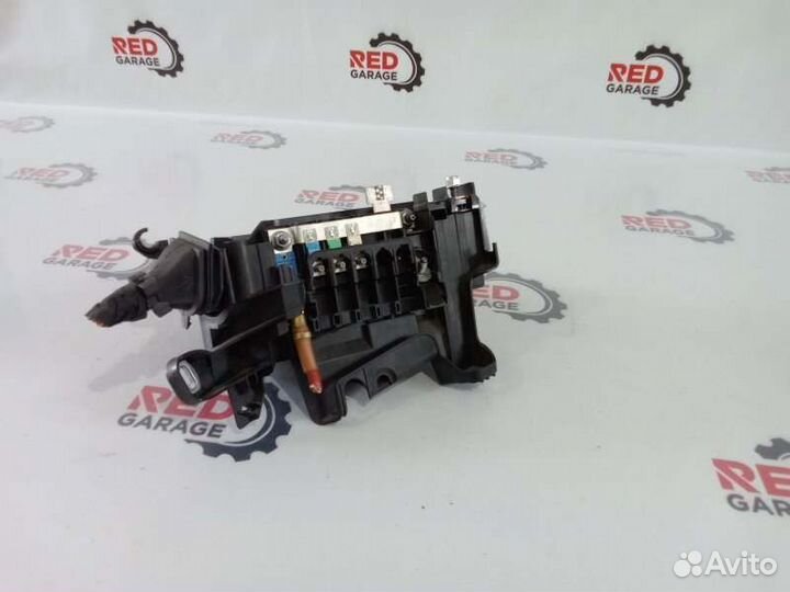 Блок предохранителей под капот Mercedes-Benz