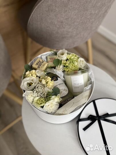 Цветы в шляпной коробке на 8 марта