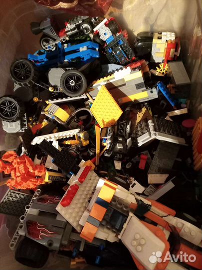 Перед вами большой ящик с лего