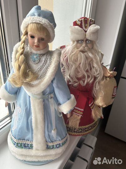 Дед мороз и снегурочка под елку