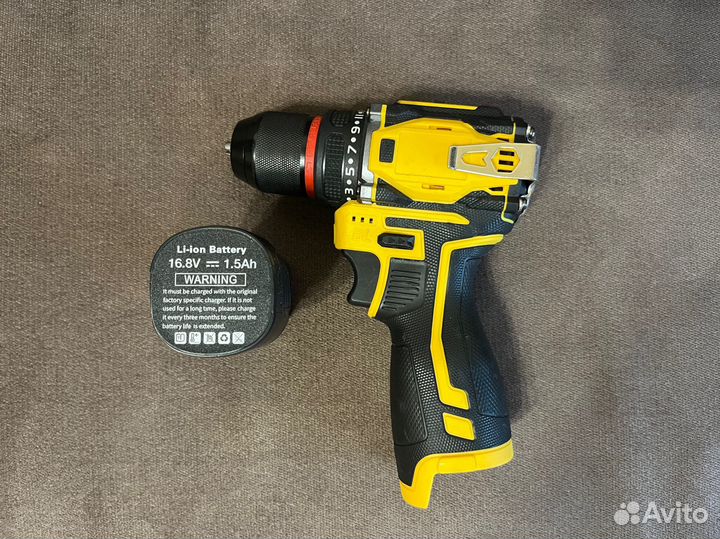 Новый маленький шуруповерт с аккумулятором