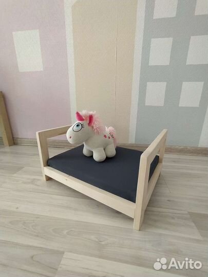 Кровать для кошки или собаки. Лежанка