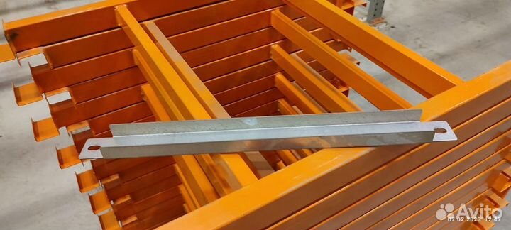 Поперечные балки для паллетных стеллажей