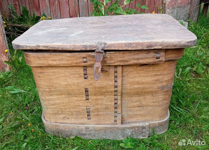 Старинный, деревянный короб. Деревенский быт