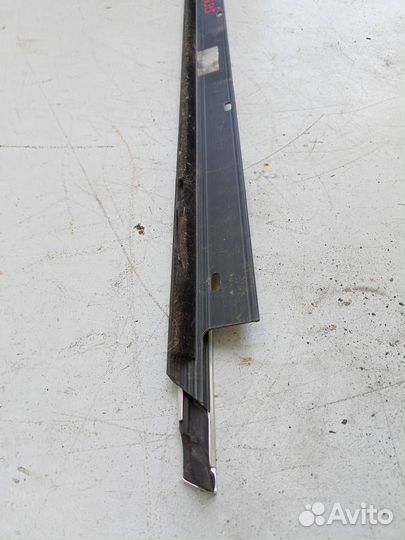 Молдинг двери передней правой