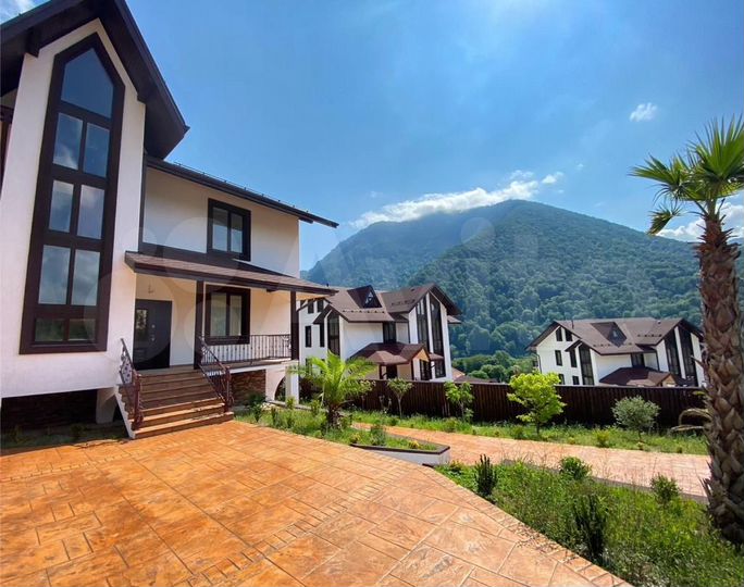 Дом 220 м² на участке 7 сот.