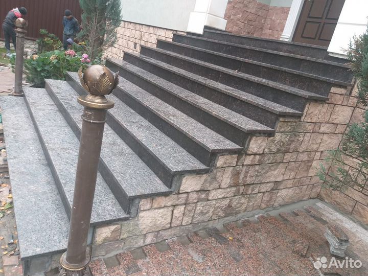 Крыльцо из гранита, монтаж гранита, укладка гранит