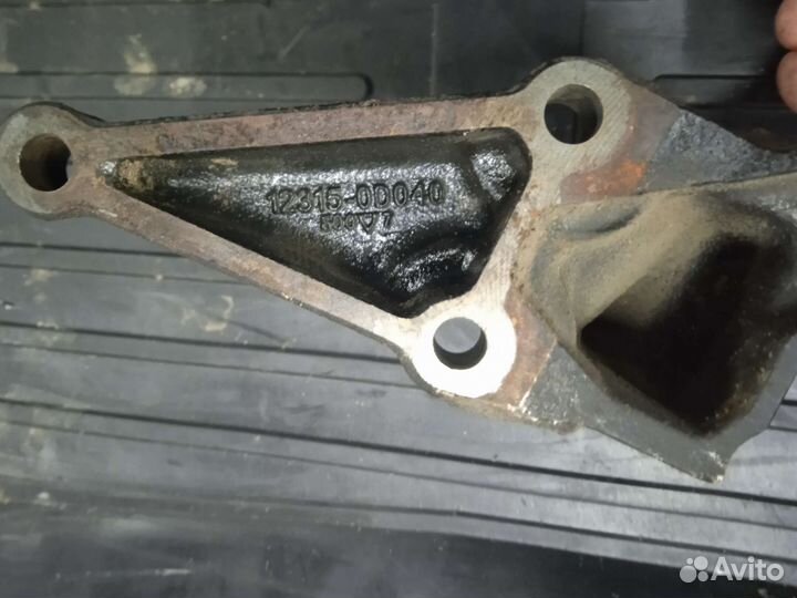 Кронштейн двигателя правый Toyota Corolla