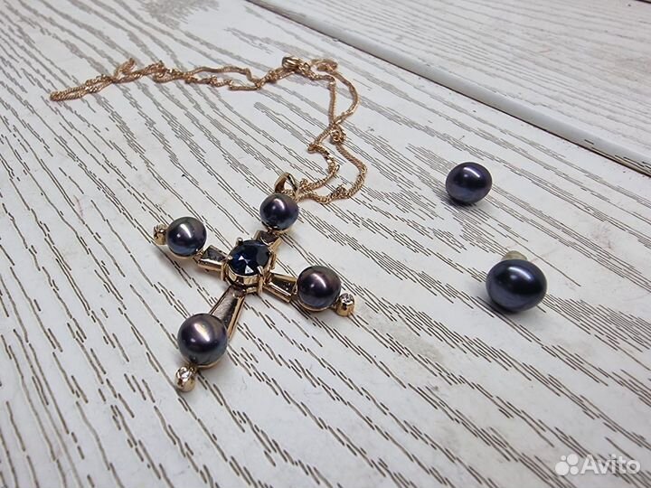 Комплект из золота с черными сапфирами